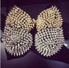 Sutiã Spike prata ou dourado.