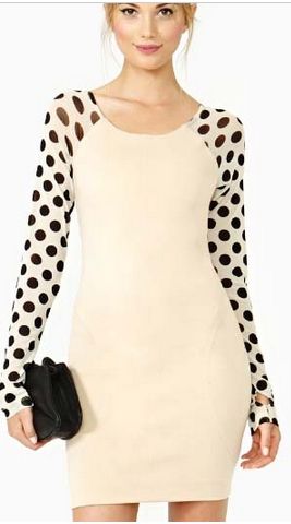 Vestido rosé com alças com bolinhas pretas.