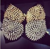 Sutiã Spike prata ou dourado.