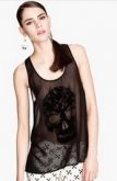 Blusa transparente com caveira.